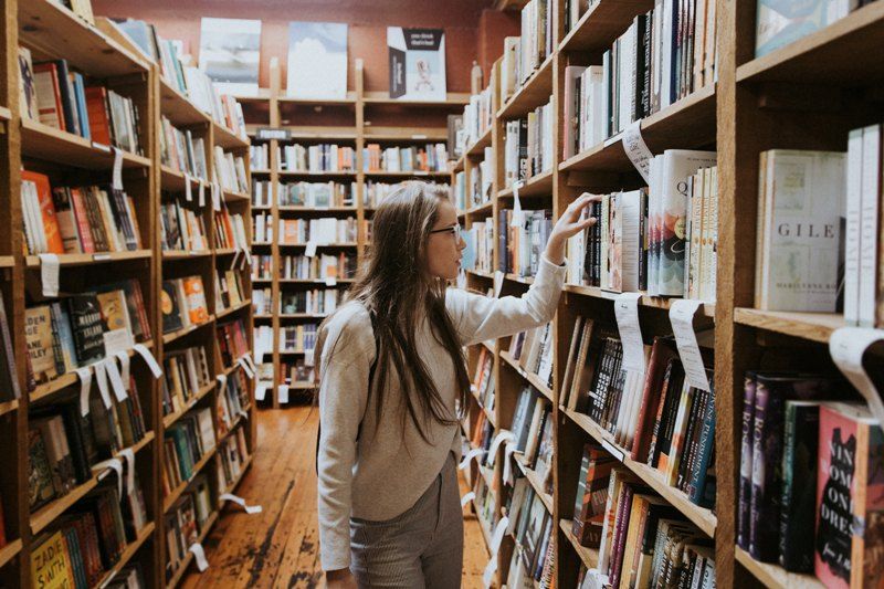Rajin-rajin nongkrong di toko buku atau perpustakaan