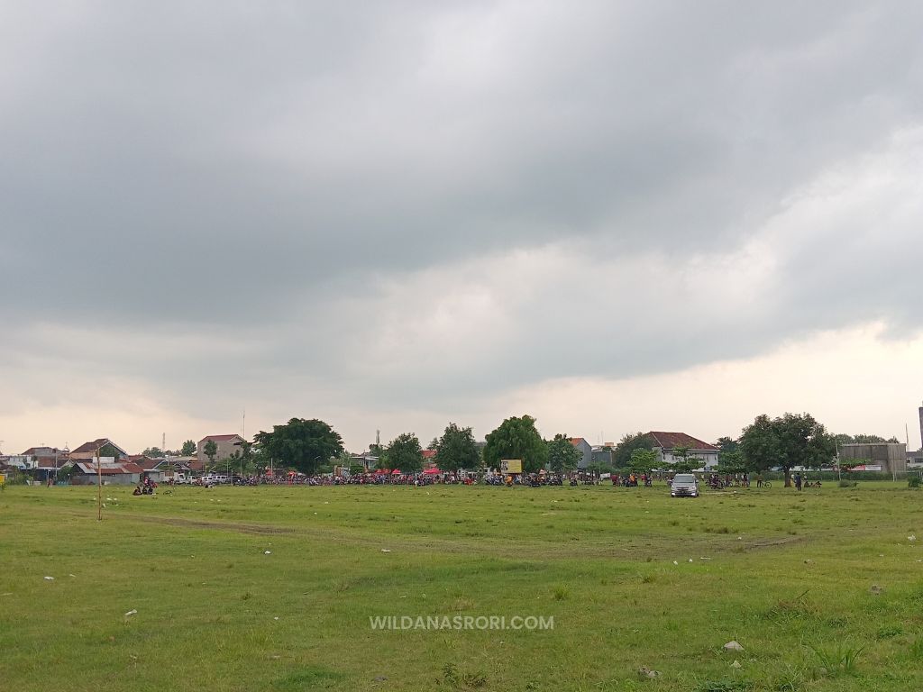 Suasana Sunset Lapangan Kampung Inggris