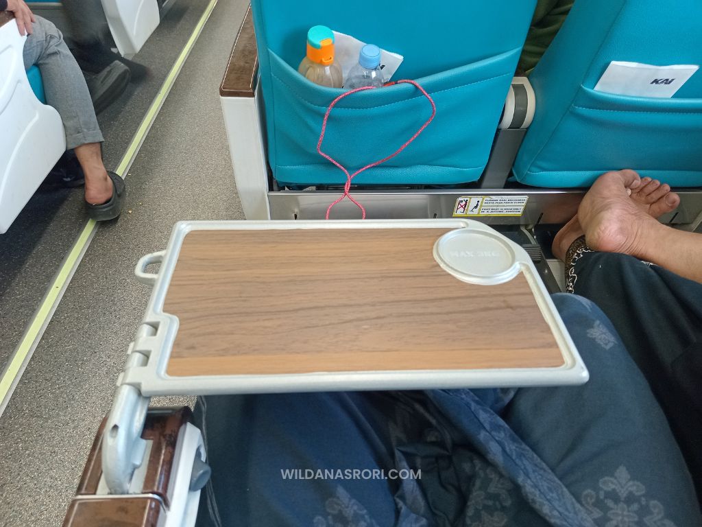 Meja Makan KA Malabar
