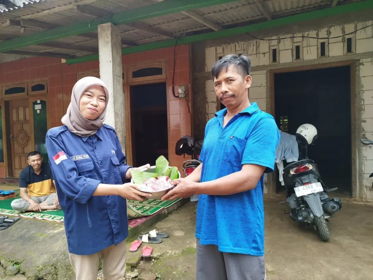 pembagian daging qurban pmb kepada warga