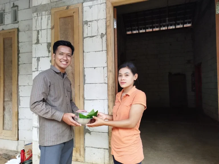 pembagian daging qurban pmb pada warga