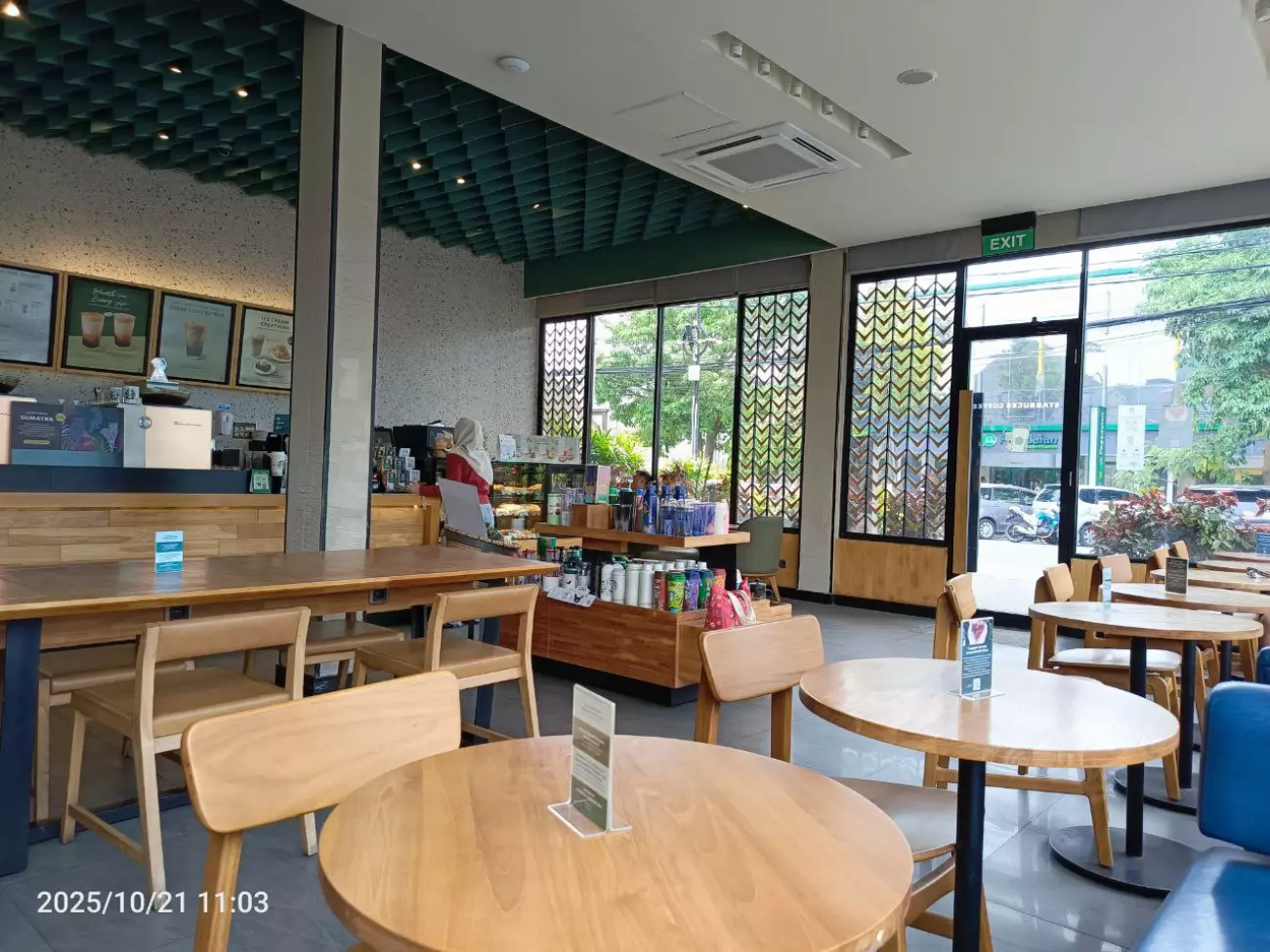Interior Starbucks Di Madiun