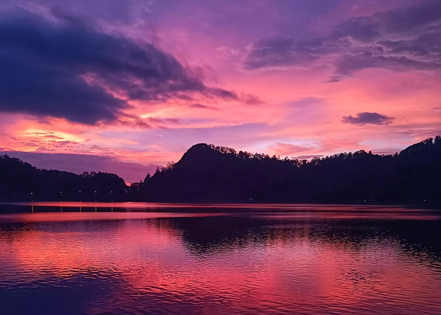 Menikmati Senja di Telaga Ngebel: Tenang, Sederhana, dan Selalu Mengundang Rindu