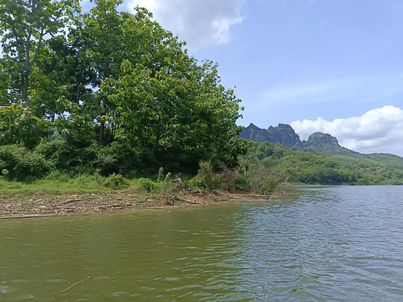 View yang Asri Waduk Bendo