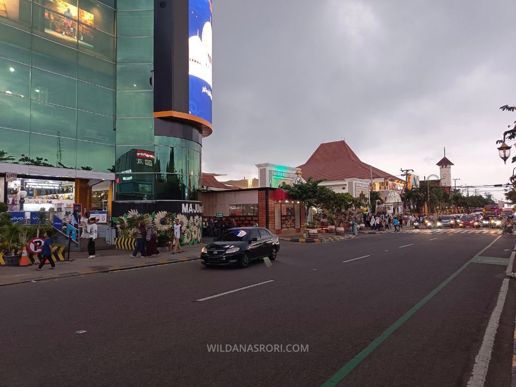 Pahlawan Street Center Madiun Duduk Trotoar - 4